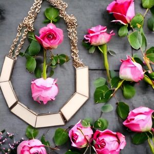 Gorgeous vintage golden chain and white necklace